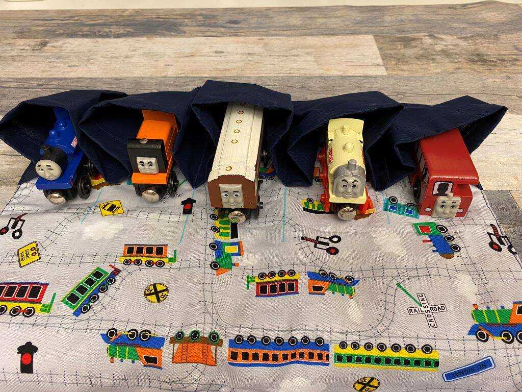To go Spielsachen, Zug to go, Spielsachen mitnehmen, unterwegs mit Kindern, Zug mitnehmen, Kinderbeschäftigung, Reisen mit Kindern
Holzzug