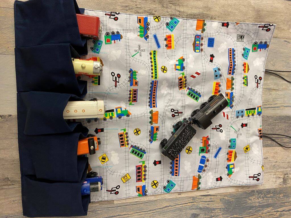 To go Spielsachen, Zug to go, Spielsachen mitnehmen, unterwegs mit Kindern, Zug mitnehmen, Kinderbeschäftigung, Reisen mit Kindern
Holzzug