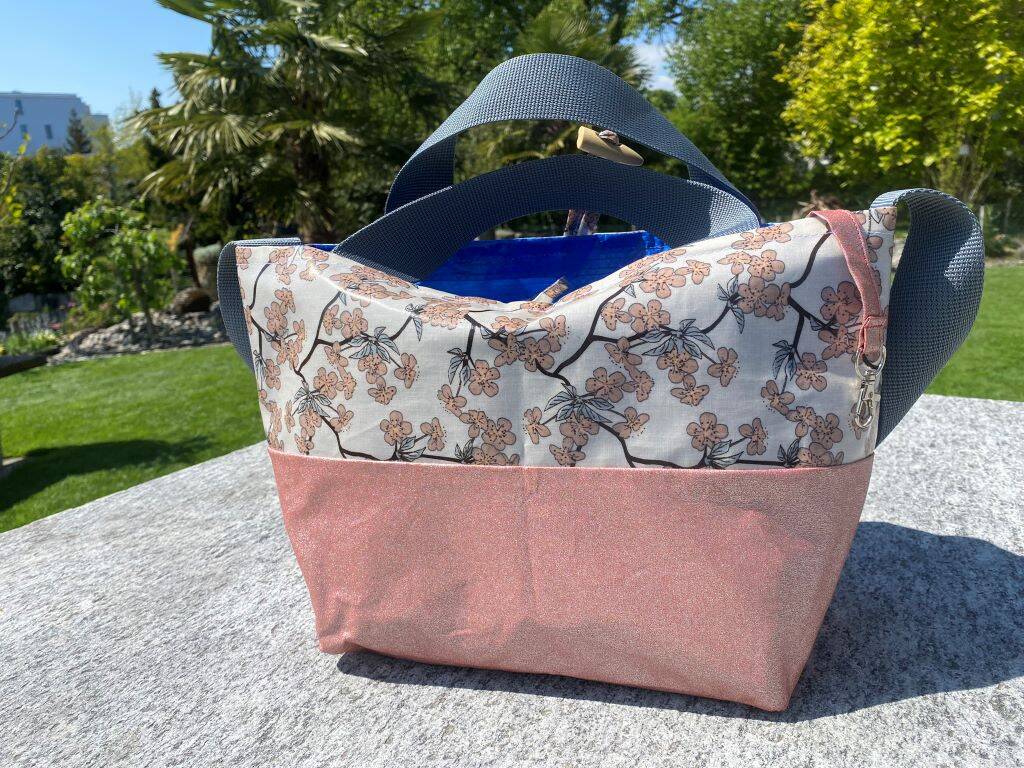 Badetasche Ikea Klein Strandtasche Unikat mit Reissverschluss Wachstuch Kirschblüte altrosa metallic Knopfverschluss

